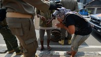 Warga penyandang masalah kesejahteraan sosial (PMKS) memohon untuk tidak diamankan petugas Satpol PP.