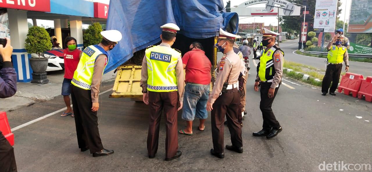 Penyekatan arus mudik di pintu masuk Kediri semakin diperketat. Hari ini ada 25 mobil yang halau petugas untuk balik arah.
