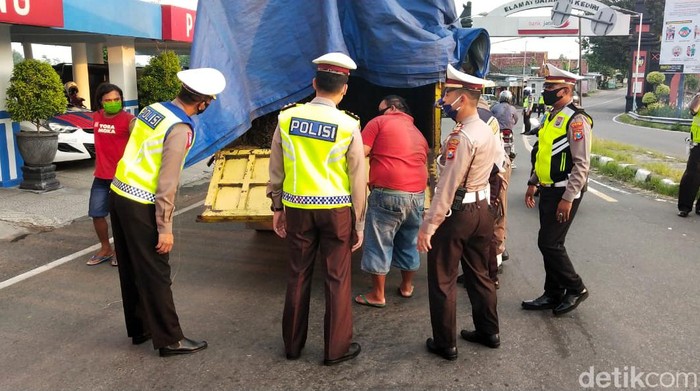 Penyekatan arus mudik di pintu masuk Kediri semakin diperketat. Hari ini ada 25 mobil yang halau petugas untuk balik arah.
