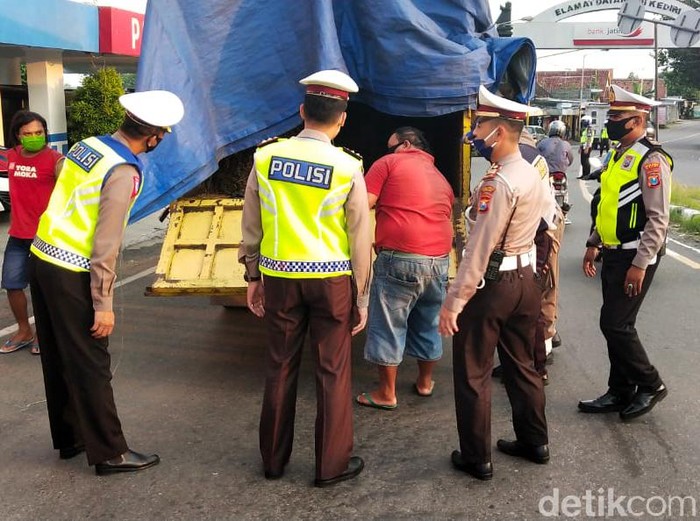 Penyekatan arus mudik di pintu masuk Kediri semakin diperketat. Hari ini ada 25 mobil yang halau petugas untuk balik arah.