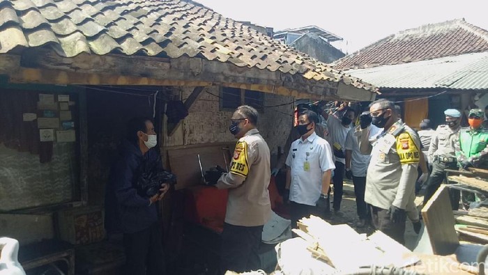 Polisi bagikan beras bagi warga bandung
