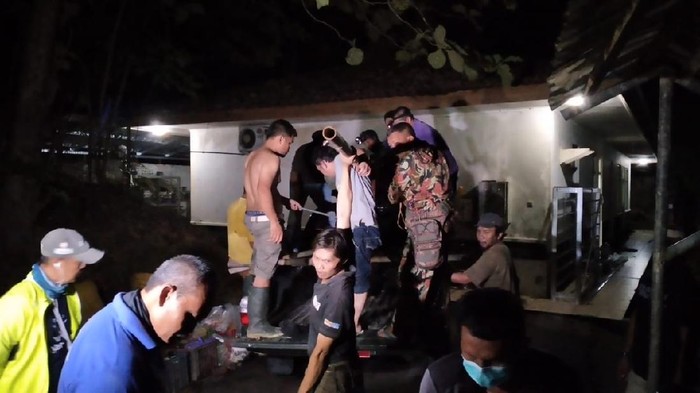 Evakuasi beruang madu yang sempat lepas dari kandangnya di WRC YKAY Kulon progo, Rabu (29/4/2020).