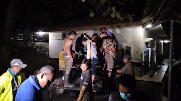 Evakuasi beruang madu yang sempat lepas dari kandangnya di WRC YKAY Kulon progo, Rabu (29/4/2020).