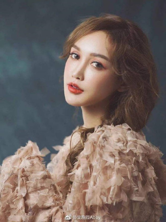 Ketika itu, Abby mengaku didiagnosa penyakit autoimun sehingga harus minum obat-obat yang menyebabkan naik berat badan. Tidak nyaman dengan bentuk tubuhnya, terutama di bagian kaki, ibu Abby pun mengajaknya ke klinik kecantikan untuk pertama kali. Aku merasa jauh lebih percaya diri setelahnya,Foto: dok. Weibo