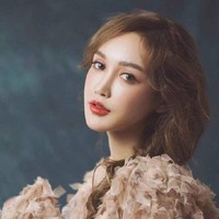 Ketika itu, Abby mengaku didiagnosa penyakit autoimun sehingga harus minum obat-obat yang menyebabkan naik berat badan. Tidak nyaman dengan bentuk tubuhnya, terutama di bagian kaki, ibu Abby pun mengajaknya ke klinik kecantikan untuk pertama kali. Aku merasa jauh lebih percaya diri setelahnya,Foto: dok. Weibo