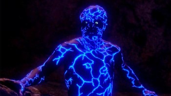 Suntik disinfektan dan memasukan sinar UV adalah usul konyol Presiden Trump yang disindir netizen (Boredpanda)