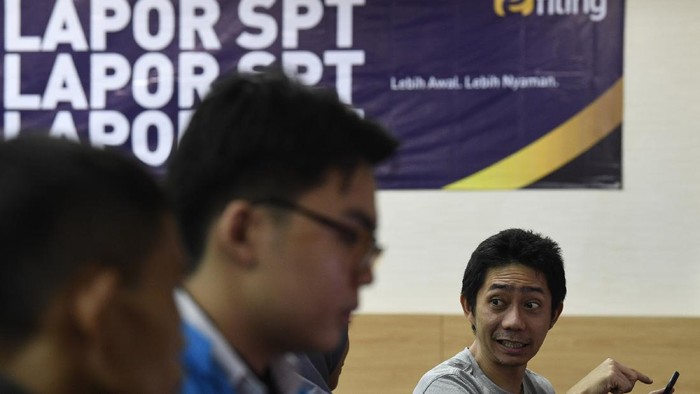 Wajib pajak melaporkan Surat Pemberitahuan (SPT) Tahunan Pajak 2019 secara online menggunakan gawai di Tangerang Selatan, Banten, Kamis (12/3/2020). Direktorat Jenderal Pajak Kementerian Keuangan (DJP Kemenkeu) mencatat, sebanyak 96 persen dari 6,27 juta Wajib Pajak (WP) orang pribadi (OP) melaporkan SPT Pajak secara online melalui e-filling maupun e-SPT. FOTO ANTARA/Puspa Perwitasari/aww.