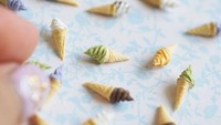 Lucu sekali! Miniatur es krim yang persis aslinya ini terdiri dari rasa cokelat, matcha, vanila, dan taro. Foto: Instagram @mio_meet