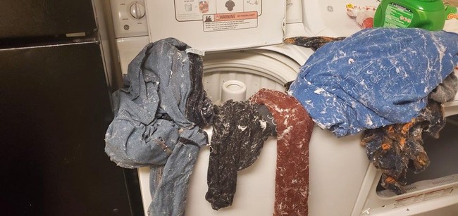 Nah kalau ini sih biasanya sering dialami sama orang-orang yang senang menyimpan tisu di sakunya. Alhasil, semua baju cuciannya jadi kena tisu deh. Foto: dok. Reddit @brbimjumping