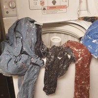 Nah kalau ini sih biasanya sering dialami sama orang-orang yang senang menyimpan tisu di sakunya. Alhasil, semua baju cuciannya jadi kena tisu deh. Foto: dok. Reddit @brbimjumping