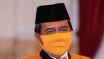 Gaya Jokowi Bermasker saat Lantik Ketua MA-Hakim MK