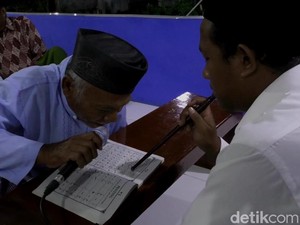 Mengintip Semangat Para Lansia Terus Belajar Agama di Usia Senja