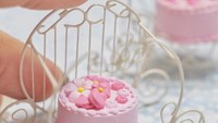 Miniatur makanan ini berbentuk kue ulang tahun yang cantik. Dengan warna serba merah muda, miniatur kue tersebut diberikan topping hiasan bunga serta macaron. Foto: Instagram @mio_meet