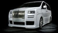 Tampang Toyota Alphard ini menggabungkan desain Rolls-Royce Phantom dan SUV Rolls-Royce Cullinan. Veilside menaruh logo inisial V dan S di bagian atas grille. Foto: Dok. Veilside