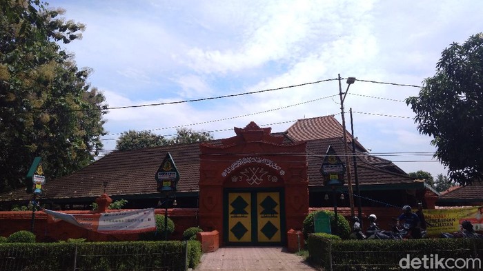 Inilah sepenggal bukti akan penyebaran agama islam di kota Udang dan romantisme Sunan Gunung Jati terhadap sang istrinya. Masjid Agung Sang Cipta Rasa.
