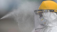Petugas dari Kantor Kesehatan Pelabuhan (KKP) Kelas I Tanjung Priok menyemprotkan cairan disinfektan ke kepala rekannya usai melaksanakan rapid test atau pemeriksaan cepat COVID-19 terhadap Warga Negara Indonesia (WNI) yang menjadi anak buah kapal Pesiar MV Carnival Splendor saat tiba di Pelabuhan JICT, Tanjung Priok, Jakarta.  