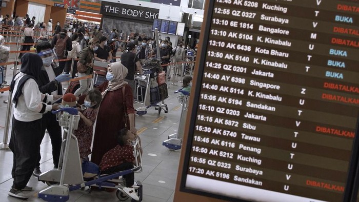 AirAsia Kembali Mengudara di Langit Malaysia AirAsia Group akhirnya resmi kembali mengudara di langit Malaysia mengoperasikan rute-rute domestiknya di tengah Pandemi Corona.