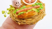 Mio Meet juga membuat miniatur hot dog lengkap dengan dessert berupa es krim. Ukurannya hanya seujung jari. Foto: Instagram @mio_meet