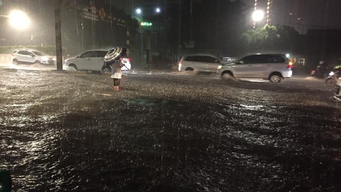Banjir di Jalan Teuku Nyak Arif, Kebayoran Lama, Jaksel.