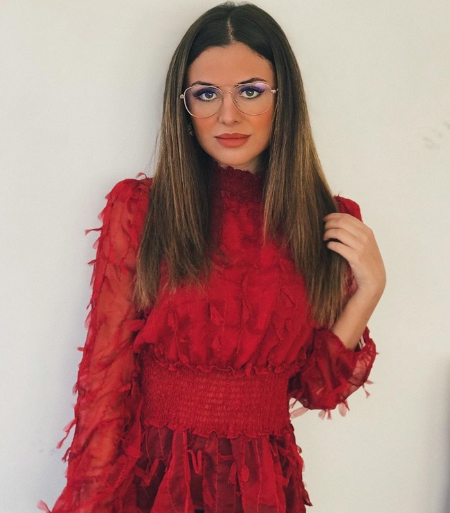 Awalnya sosok tersebut masih misterius, hingga terungkap bahwa si wanita adalah Alexia Rivas yang merupakan seorang reporter.  Foto: dok. Instagram