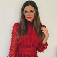 Awalnya sosok tersebut masih misterius, hingga terungkap bahwa si wanita adalah Alexia Rivas yang merupakan seorang reporter.  Foto: dok. Instagram