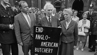 Sejumlah tokoh publik pun ikut serta menyuarakan kritik dan penolakan mereka terhadap perang. Salah satu tokoh publik yang mengecam Perang Vietnam adalah filosof Inggris Bertrand Russell. Russell bersama sang istri, yang juga seorang penulis, Edith Russell, ikut serta dalam aksi unjuk rasa menuntut dihentikannya Perang Vietnam yang digelar di London, pada tahun 1965. Daily Express/Hulton Archive/Getty Images.