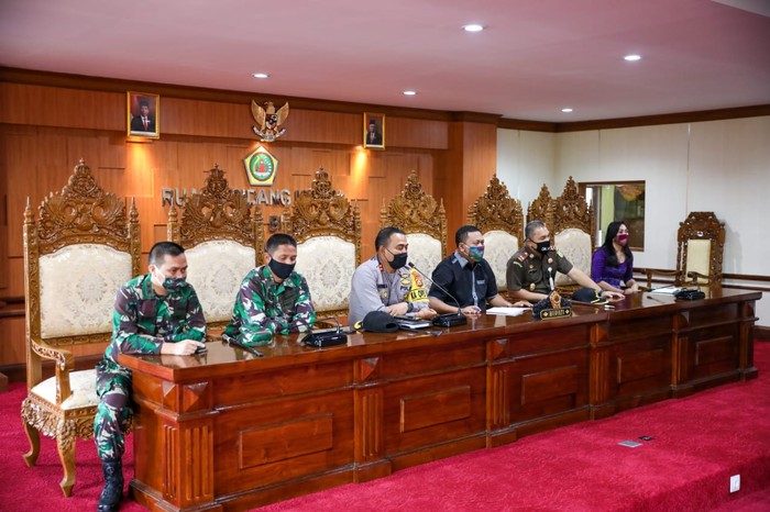 Penyaluran BLT di Kabupaten Gianyar Bali Bupati Gianyar, I Made Mahayastra memimpin rapat bersama jajaran kepala desa kabupaten Gianyar membahas perihal pencairan BLT di Gianyar, Kamis (30/4). Pemerintah Kabupaten (Pemkab) Gianyar menjadi daerah pertama di Provinsi Bali yang menyalurkan Bantuan Langsung Tunai Dana Desa (BLT DanDes).