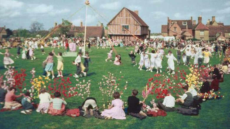 May Day Inggris A general view on the village green during the Maypole dancing, a feature of the Elston May festival, Bedfordshire, England on May 5, 1955. (Photo by Hulton Archive/Getty Images)
