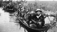 Pasukan Viet Cong melakukan berpatroli di salah satu sungai yang berada di kawasan Vietnam di masa Perang Vietnam. Foto ini diabadikan pada bulan Maret 1966. Keystone/Getty Images.