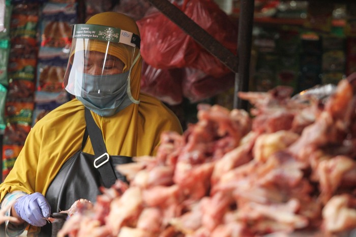 Untuk mencegah virus Corona, warga biasanya memakai masker saat beraktivitas. Pedagang daging di Depok ini bahkan melengkapi dirinya dengan pelindung wajah.