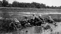 Foto yang diabadikan sekitar pertengahan tahun 1960-an ini menunjukkan sejumlah prajurit bersiaga di masa-masa Perang Vietnam tengah berkecamuk di kawasan Indo-China. Hulton Archive/Getty Images.