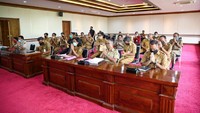 Ada pun persyaratan yang diajukan untuk warga yang layak menerima BLT DanDes adalah masyarakat miskin yang belum terdata sebagai penerima  program keluarga Harapan (PKH), masyarakat miskin yang belum terdata sebagai penerima bantuan Pangan Non Tunai (BPPT)/ penerima Raskin/Rastra, masyarakat miskin yang belum terdata sebagai penerima Kartu Prakerja, Masyarakat miskin yang tercecer pada waktu pendataan oleh Organisasi Perangkat Daerah (OPD), Kepala Keluarga/ Tulang punggung keluarga yang menderita sakit kronis/ menahun sehingga tidak bisa mencari nafkah untuk menghidupi keluarganya dan masyarakat yang kepala keluarga atau anggota keluarga terkena PHK, karena dampak dari COVID-19. dok. Pemkab Gianyar