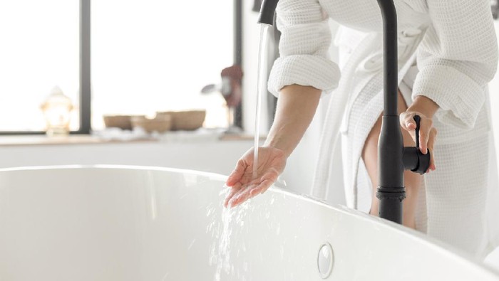 Turning on the water of bathtub at home