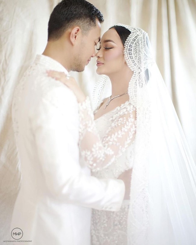 Dalam tayangan Brownis Trans TV, Ivan Gunawan sang pernacang kebaya pengantin Zaskia Gotik, mengungkapkan bahwa penyanyi dangdut itu sudah membayar lunas busana pernikahannya tersebut. Langsung lunas, aku gajian bulan ini, tenang, begitu kata Ivan saat ditanya oleh rekannya Ruben Onsu. Foto: Dok. Moza Wahyu Photography