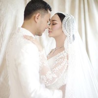 Dalam tayangan Brownis Trans TV, Ivan Gunawan sang pernacang kebaya pengantin Zaskia Gotik, mengungkapkan bahwa penyanyi dangdut itu sudah membayar lunas busana pernikahannya tersebut. Langsung lunas, aku gajian bulan ini, tenang, begitu kata Ivan saat ditanya oleh rekannya Ruben Onsu. Foto: Dok. Moza Wahyu Photography
