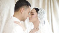 Zaskia Gotik dan Sirajuddin Mahmud menikah siri pada 22 April 2020 yang disusul akad nikah berikutnya pada 1 Juni 2020. Foto: Dok. Moza Wahyu Photography