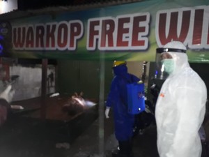 Meninggal di Warkop, Warga Surabaya Dievakuasi Petugas Berbaju APD