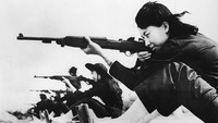 Sejumlah wanita Vietnam Selatan tengah berlatih menembak pada tahun 1962. Dilansir dari Getty Images, para wanita tersebut direkrut pemerintah setempat untuk bergabung menjadi pasukan pertahanan sipil pemerintahan Vietnam Selatan. Keystone/Hulton Archive/Getty Images.