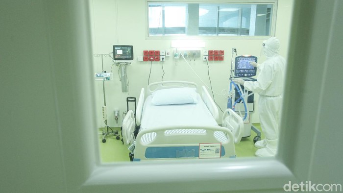 Petugas medis mempersiapkan ruangan yang akan digunakan untuk pasien COVID-19 di Rumah Sakit Cipto Mangunkusumo (RSCM), Jakarta, Kamis (30/4/2020). Peralatan medis ini didatangkan oleh CT Corp, bersama Bank Mega serta dukungan Indofood dan Astra Group.