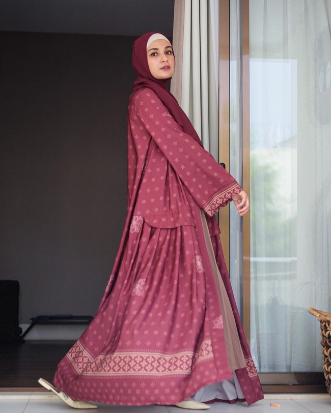 Meski #ootd di rumah saja, Shireen Sungkar tetap niat tampil dengan berdandan dan bergaya maksimal. Photoshoot sendiri. Make up sendiri. Dirumah sendiri. Baju dagangan sendiri, begitu kata istri Teuku Wisnu itu. Foto: Instagram @shireensungkar