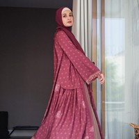 Meski #ootd di rumah saja, Shireen Sungkar tetap niat tampil dengan berdandan dan bergaya maksimal. Photoshoot sendiri. Make up sendiri. Dirumah sendiri. Baju dagangan sendiri, begitu kata istri Teuku Wisnu itu. Foto: Instagram @shireensungkar