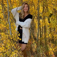 Meski kini lebih sering memakai APD daripada kostum cheerleader, Gabriela tentu berniat untuk kembali menari di pertandingan football. Berbicara mengenai cheerleader, ternyata cheerleader Denver Broncos itu juga menggunakan pengalaman yang didapatkan ketika menari ketika bekerja sebagai perawat. Foto: Instagram @gabriela_maria_123