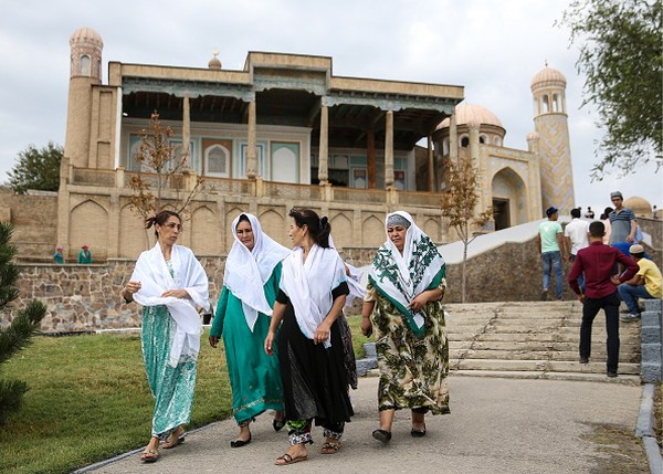 Selain terkenal sebagai kota para ilmuan, kota ini juga terkenal dengan kota pelajar di masa lampau. Beberapa peninggalan sejarah peradaban Islam yang ada di Samarkand adalah Madrasah Ulug Begh, Tilya Kari, dan Sir Dor. Valery SharifulinTASS via Getty Images.