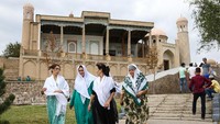 Selain terkenal sebagai kota para ilmuan, kota ini juga terkenal dengan kota pelajar di masa lampau. Beberapa peninggalan sejarah peradaban Islam yang ada di Samarkand adalah Madrasah Ulug Begh, Tilya Kari, dan Sir Dor. Valery SharifulinTASS via Getty Images.