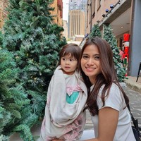 Acha Septriasa pernah menjalin kasih dan bertunangan dengan Dito Rukmana di tahun 2014. Keduanya telah merencanakan pernikahan di tahun 2015 namun gagal. Dito kabarnya sempat tersandung kasus narkoba. Pada tahun 2016, Acha akhirnya menikah dengan Vicky Kharisma. Foto: Instagram @septriasaacha