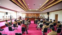 I Made Mahayastra mengklaim menjadi Pemkab pertama di Provinsi Bali yang menyalurkan BLT DanDes kepada 108 keluarga di Desa Peliatan. Bantuan sebesar 600 ribu itu diberikan secara non tunai kepada para penerima bantuan per kepala keluarga. Bantuan akan diberikan setiap bulan selama 3 bulan, yakni pada bulan April, Mei dan Juni guna mensejahterakan rakyat. dok. Pemkab Gianyar