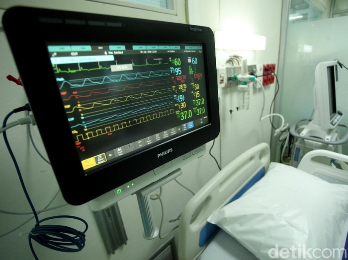 Petugas medis mempersiapkan ruangan yang akan digunakan untuk pasien COVID-19 di Rumah Sakit Cipto Mangunkusumo (RSCM), Jakarta, Kamis (30/4/2020). Peralatan medis ini didatangkan oleh CT Corp, bersama Bank Mega serta dukungan Indofood dan Astra Group.