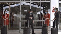 AirAsia secara aktif bekerja sama dengan regulator, pemerintah setempat, otoritas penerbangan sipil dan kesehatan, serta menaati panduan dari Organisasi Kesehatan Dunia (WHO) dan Organisasi Penerbangan Sipil Internasional (ICAO). Para pramugari dan staf lapangan AirAsia juga tetap menerapkan psychal distancing berbaris di gedung Terminal Bandara Internasional Kuala Lumpur 2 (KLIA2), Rabu (29/4/2020) di Kuala Lumpur, Malaysia.