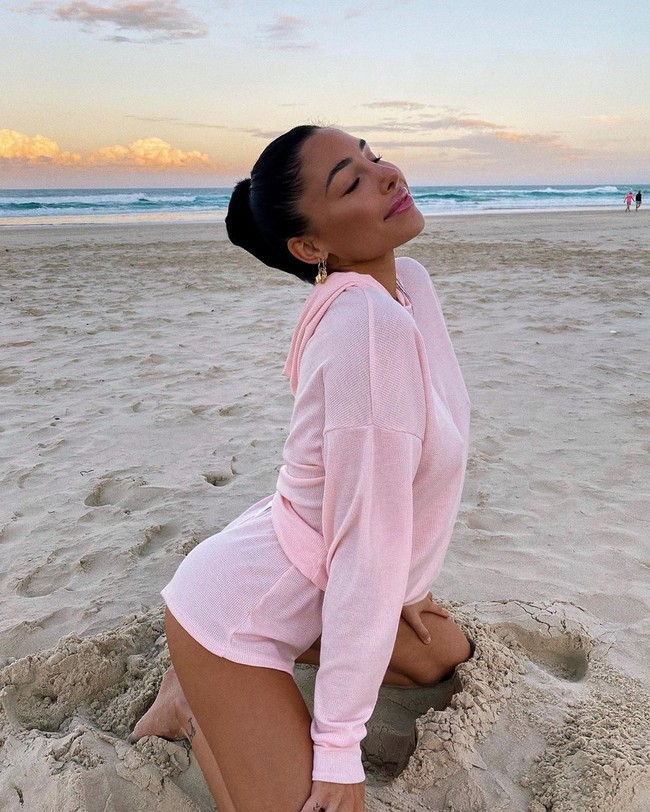 Model berusia 22 tahun ini dihujat dan dituduh memiliki implan bokong untuk meningkatkan lekuk tubuhnya. London pun membalas komentar jahat tersebut dan mengungkapkan jika penampilannya asli. Foto: Instagram