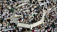Ini merupakan foto yang diambil pada medio Januari 2020. Dikutip dari Daily Mail, saat ini kegiatan salat tarawih di Masjidil Haram tetap dilakukan namun tidak terbuka untuk masyarakat umum. Salat pun dilakukan dengan berjarak satu sama lain demi mencegah penyebaran virus Corona. Getty Images/Abid Katib